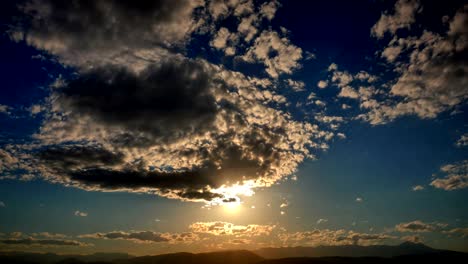 panorama dorado del atardecer con lapso de tiempo 4k