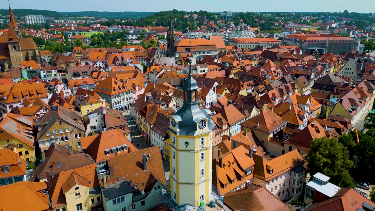 Video aereo 4K con drone della Torre dell'Orologio e della Chiesa di St. Johannis Kirche nel centro di Ansbach, Germania.