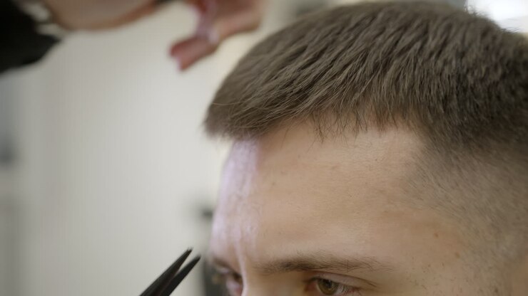 Uomo che si fa tagliare i capelli dal barbiere