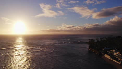 Tiro-Lento-Ascendente-Del-Sol-Blanco-Brillante-Poniéndose-En-El-Océano-Pacífico-Con-Nubes-Blancas-Celestiales-Contra-El-Cielo-Azul-Cerca-De-Honolulu-Hawaii-Oahu