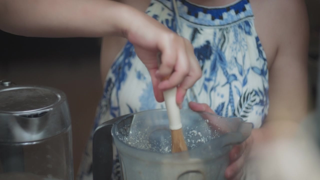 Chef mezclando pasta triturada en una licuadora