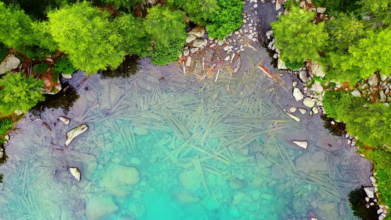 투명한 푸른 물과 함께 푸른 은 호수 위의 공중 풍경, 스위스의 lago di sassuolo의 아름다운 물.