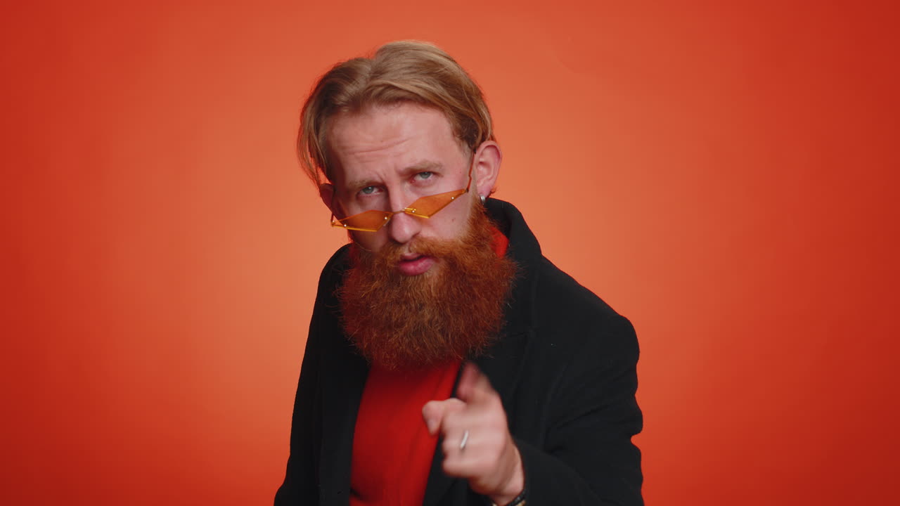 hombre disgustado gestando las manos con irritación, disgusto, culpando regañando por el fracaso preguntando por qué