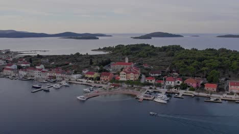 krapanj, pequeña isla de croacia con un pequeño barco durante el amanecer, desde el aire