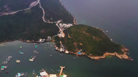 Bahía-China-De-Agua-Clara-Con-Costa-Rocosa-Y-Puerto-Deportivo,-Toma-Aérea