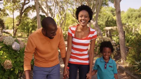 Die-Süße-Familie-Geht-Im-Park-Spazieren