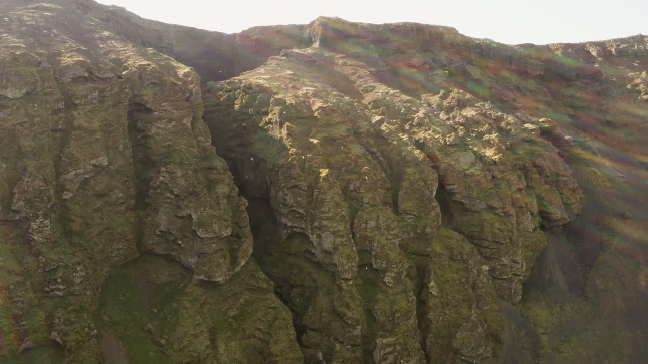 llamarada artística del sol sobre el desfiladero de rauðfeldsgjá, enorme grieta en la península de snæfellsnes en el oeste de islandia