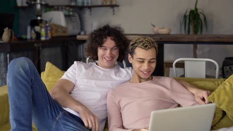 Zwei-Männliche-Schwule-Paare,-Die-Gemeinsam-Einen-Laptop-Für-Videoanrufe-Oder-Das-Surfen-Im-Internet-Nutzen