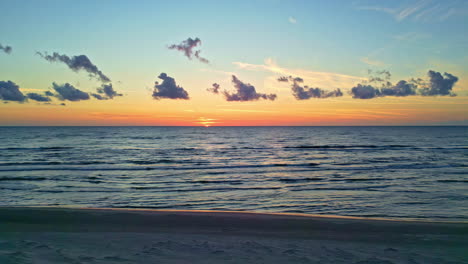 Sonnenuntergang-über-Dem-Meer-Mit-Einem-Wunderschönen-Himmel-Und-Ruhigen-Wellen-Bei-Kāpas-Pie-Irbes-Upes-Ietekas