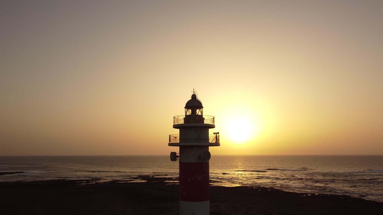 Faro al tramonto
