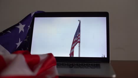 Offener-Laptop-Und-Flagge-Der-USA-Auf-Dem-Bildschirm-Beim-Komponieren.