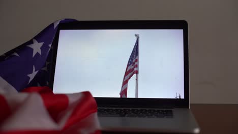 abrir la computadora portátil y la bandera de los ee.uu. en la pantalla componer.