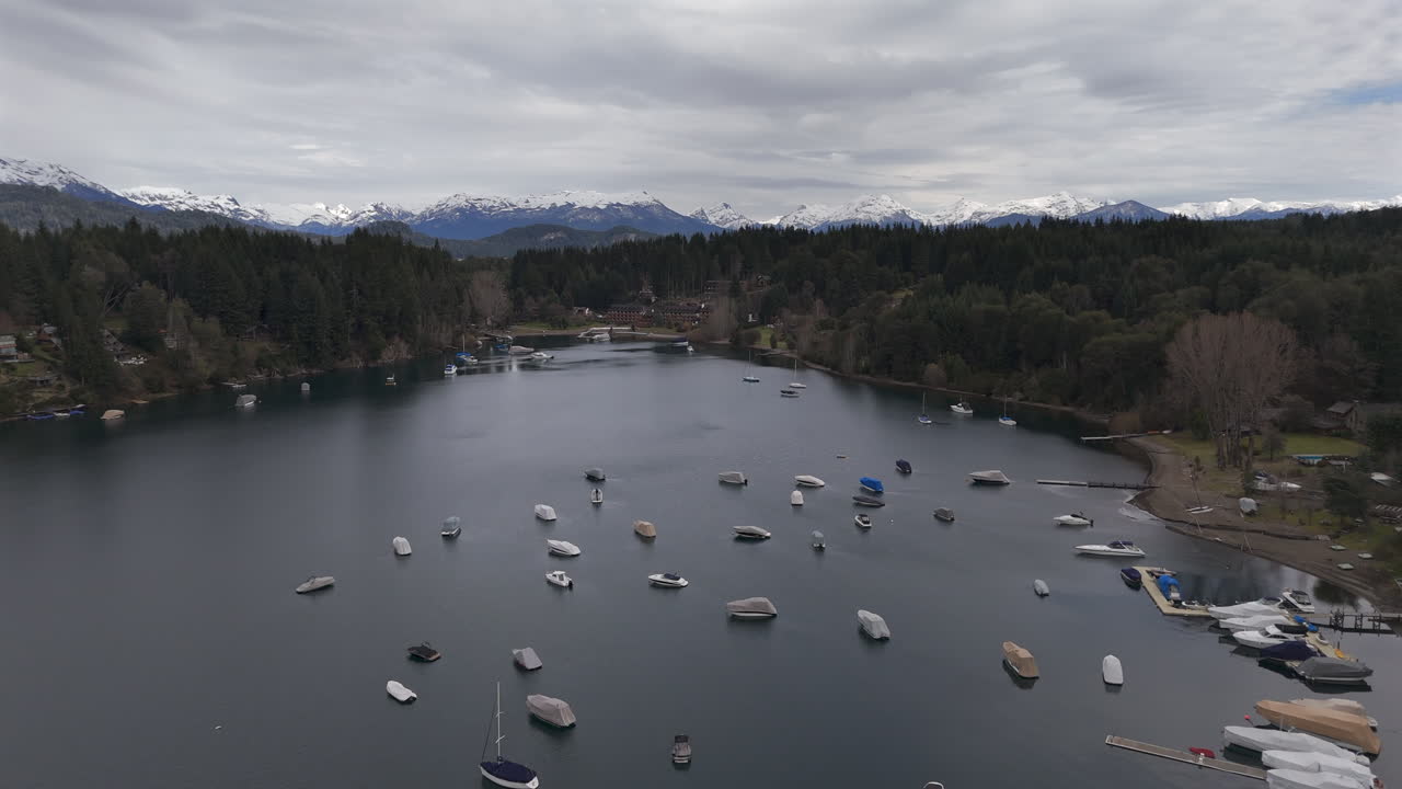 vista aérea de algunos barcos atracados en aguas tranquilas en puerto manzano, villa la angostura, argentina.