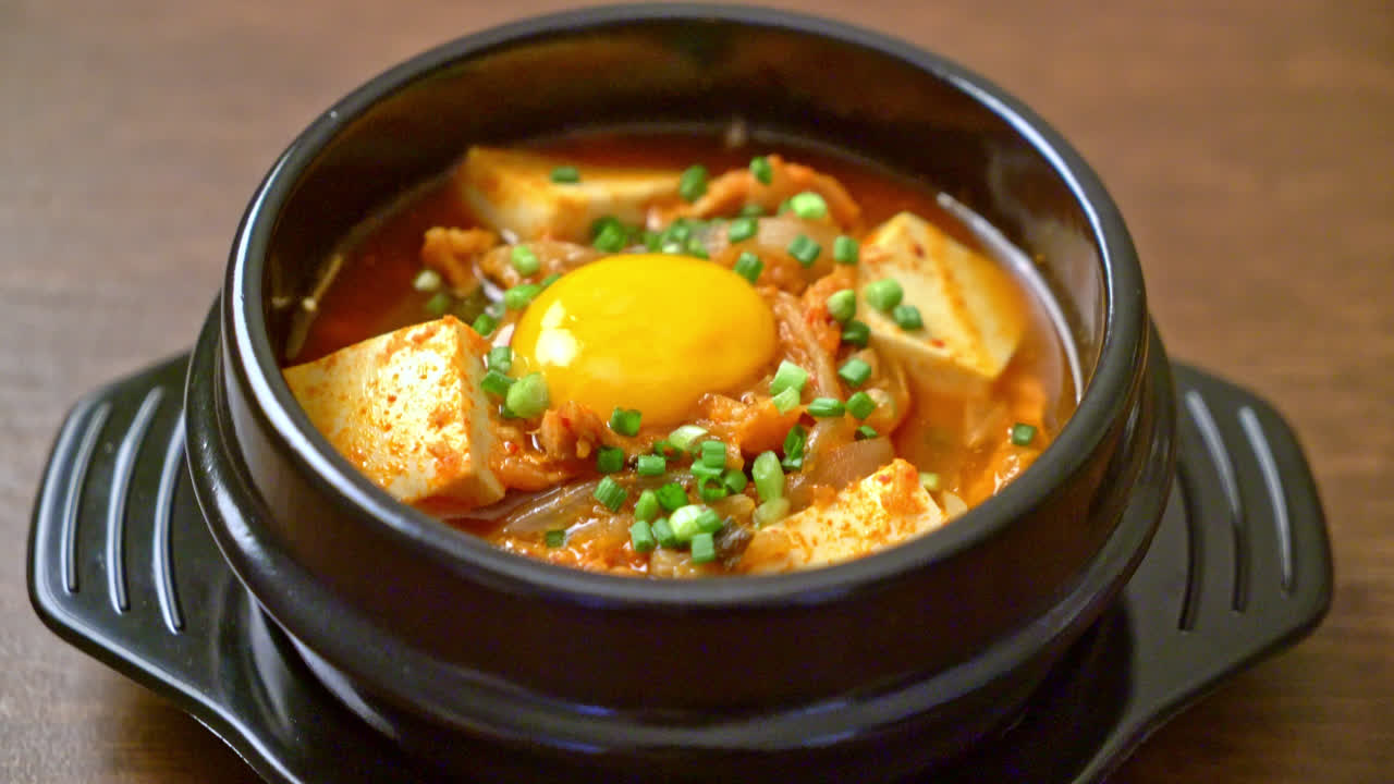 '김치찌개' 또는 부드러운 두부를 곁들인 김치국 또는 한국 김치 스튜 - 한국 전통 음식