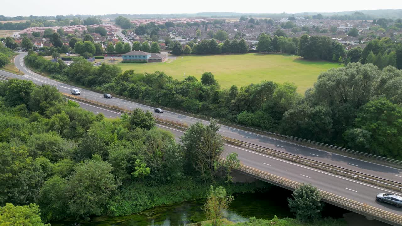 도시 풍경과 함께 햄브룩 습지의 a2 도로에 대한 공중 이동, 캔터베리, 영국