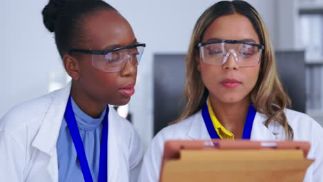 equipo, ciencia médica y laboratorio con tableta