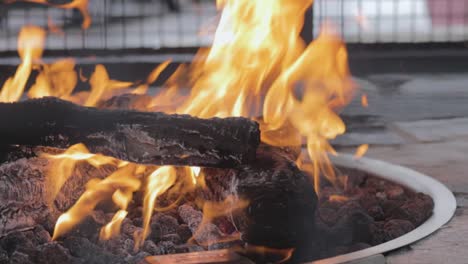 un incendio contenido arde en el área común de un pequeño pueblo en el norte de michigan