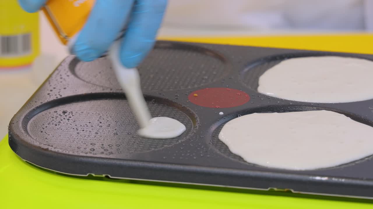 cocinero callejero horneando un panqueque
