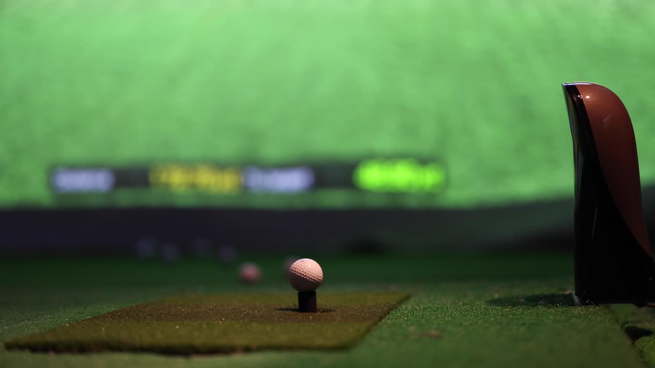 실내 시레이터 화면에서 골프 공 도