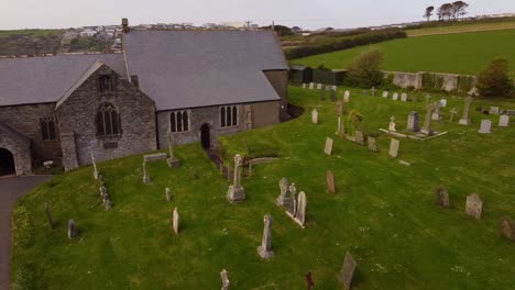 Redada-Aérea-A-Través-De-Cementerio-De-Cementerio-De-Cementerio-De-Crantock