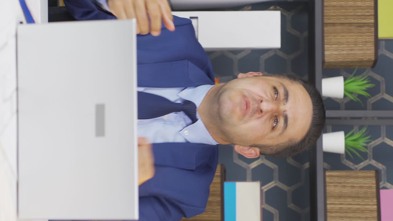 신경 ⁇ 약을 겪고 있는 사업가의 수직 영상입니다.