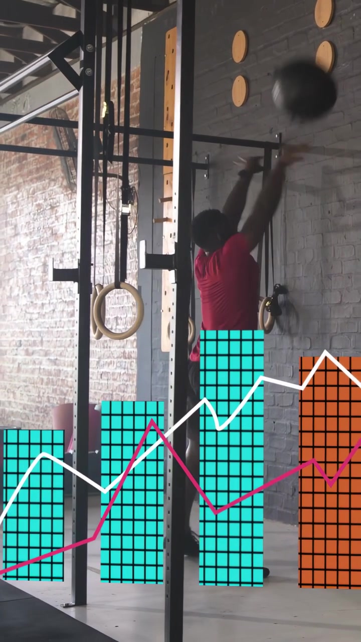 Video verticale: Uomo si alza lanciando una medball, la afferra accovacciandosi, migliorando la forma fisica, con elementi grafici sovrapposti che rimangono.