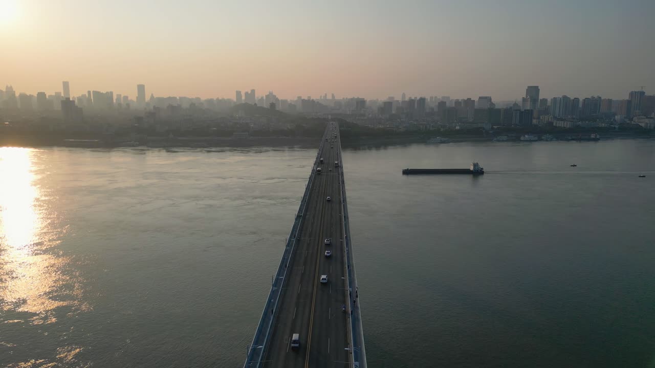 시 신부, 양츠 강에 있는 웅장한 배의 환상적인 배경에 배치되어 있습니다.