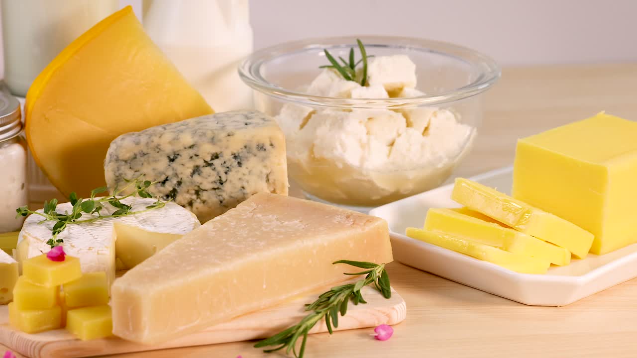 백색 바탕에 있는 다양한 유제품