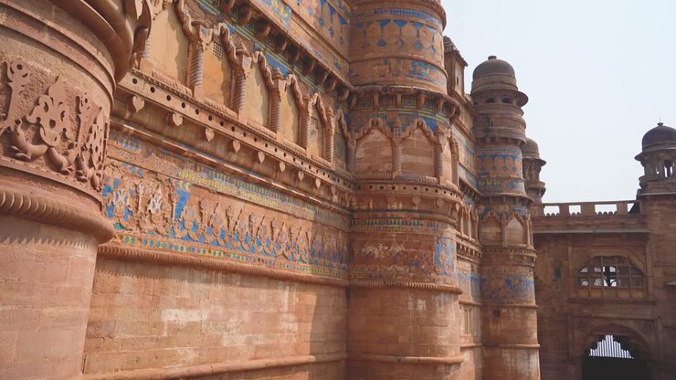 Sculptures murales sur le mur extérieur du Palais de Maan Singh du fort de Gwalior, Madhya Pradesh, Inde