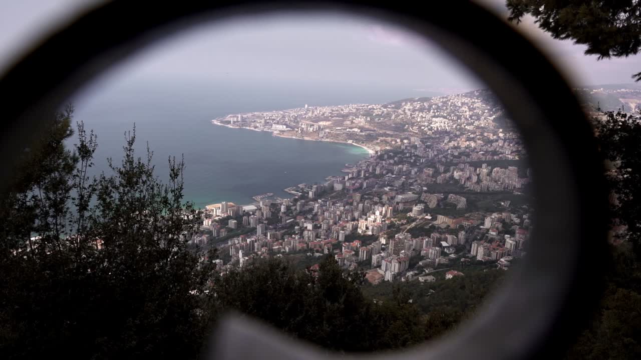 paisaje pintoresco de la ciudad ubicada cerca del mar sin fin