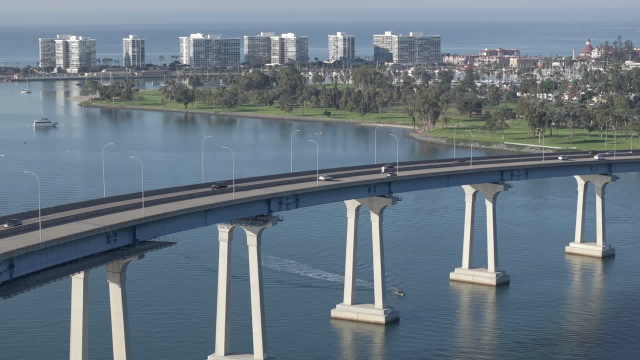 puente colgante de la bahía de coronado, vista estática aérea con vistas al paisaje urbano panorámico del horizonte de san diego