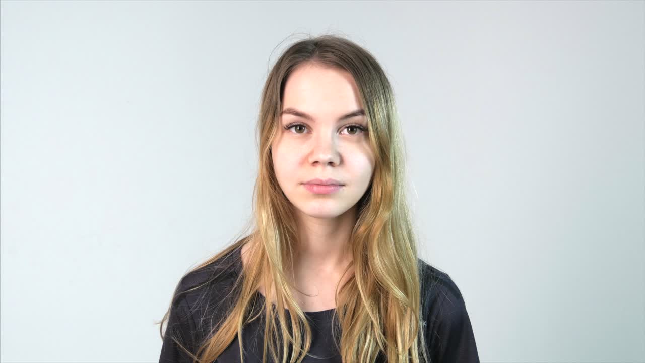 Ritratto di ragazza adolescente sorpresa