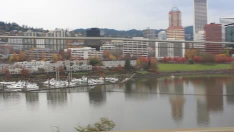 vista del tren del centro de portland, oregon