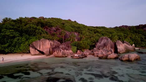 Seychellenstrand-Mit-Felsbrocken-Und-Palmen-Bei-Sonnenuntergang-Anse-Source-D&#39;argent