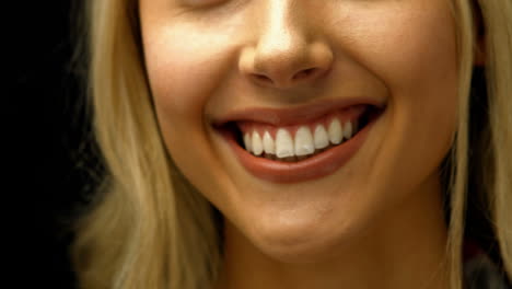 un primer plano de una mujer sonriendo