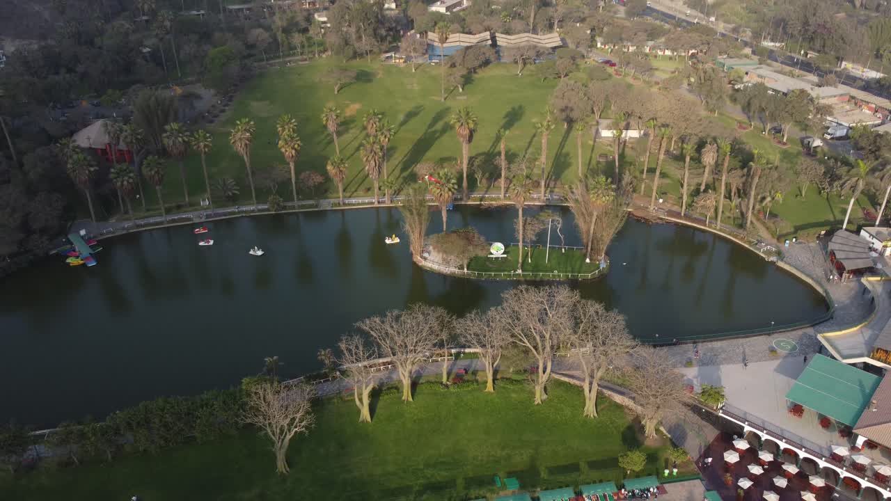 видео с беспилотника озера или лагуны