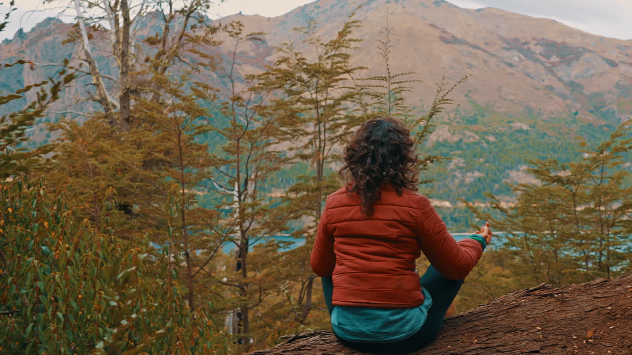 Dağ ve Göl Manzaralı Doğada Meditasyon Yapan Kadın