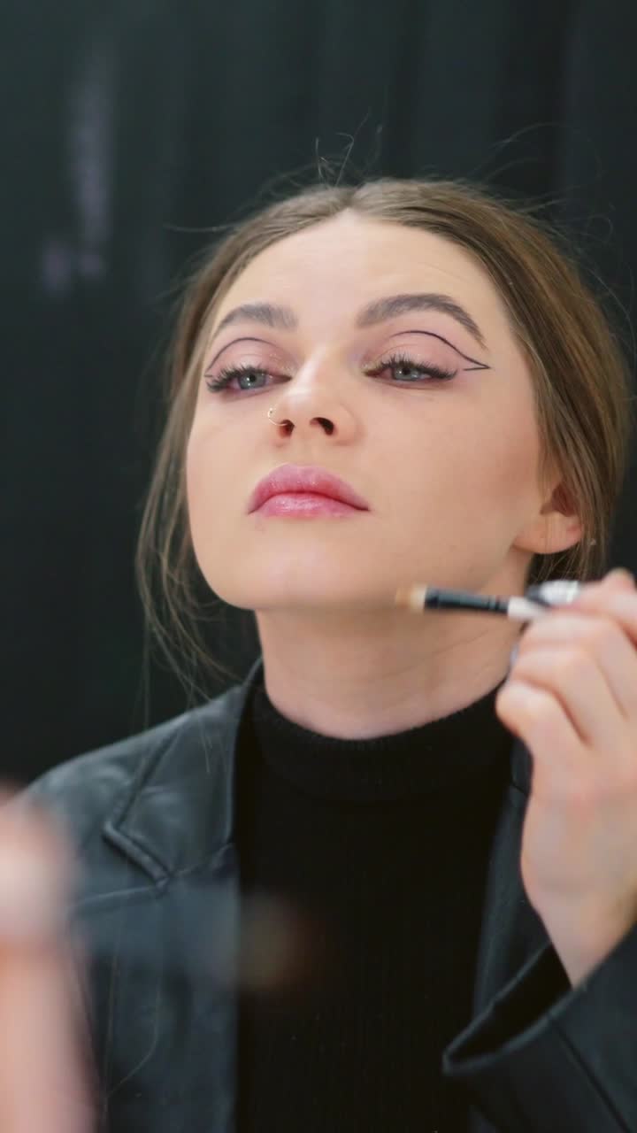 mujer aplicando eyeliner