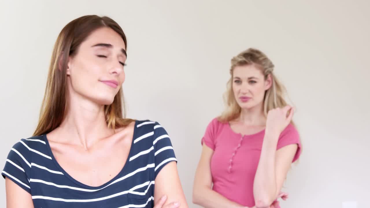 논쟁을 벌이고 있는 여성