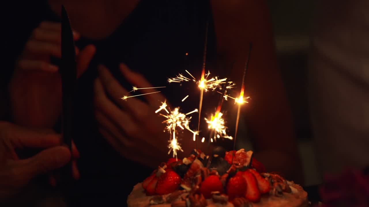 grupo de amigos celebrando su cumpleaños