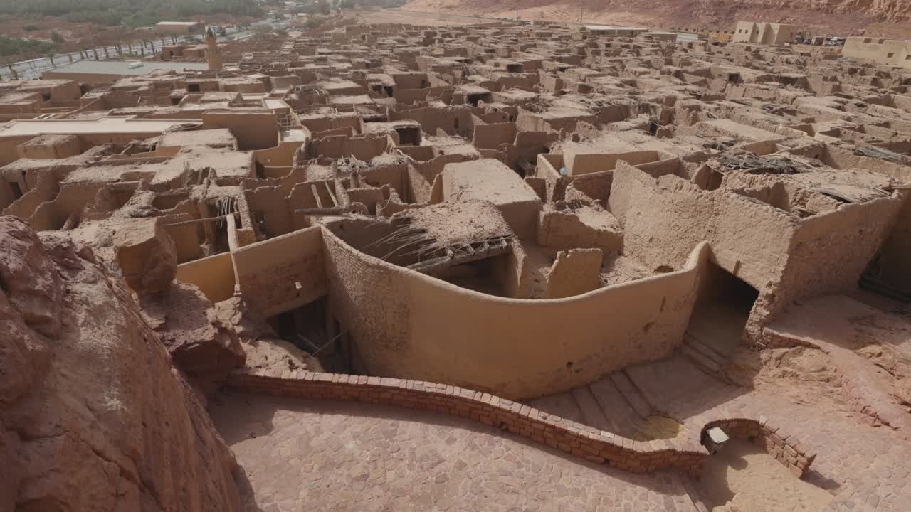vista aérea de las cabañas de barro de la ciudad vieja en la zona turística de al ula, arabia saudita
