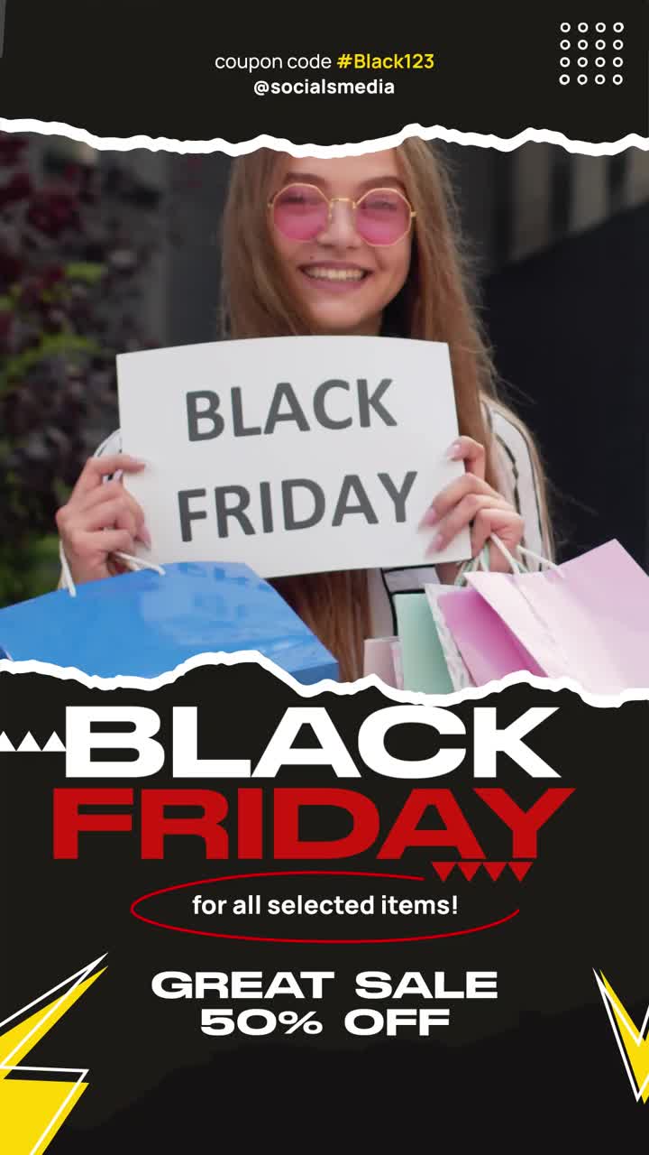 Giovane donna sorridente che regge un cartello del Black Friday e borse della spesa