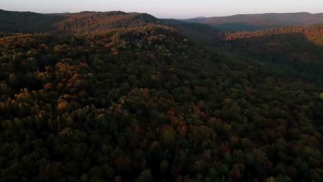 Sanfter-Luftstoß-In-Richtung-Bergkamm,-Bäume-Im-Schatten,-Goldenes-Licht