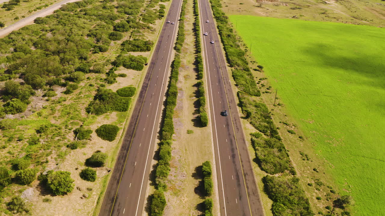 carretera a través del paisaje rural