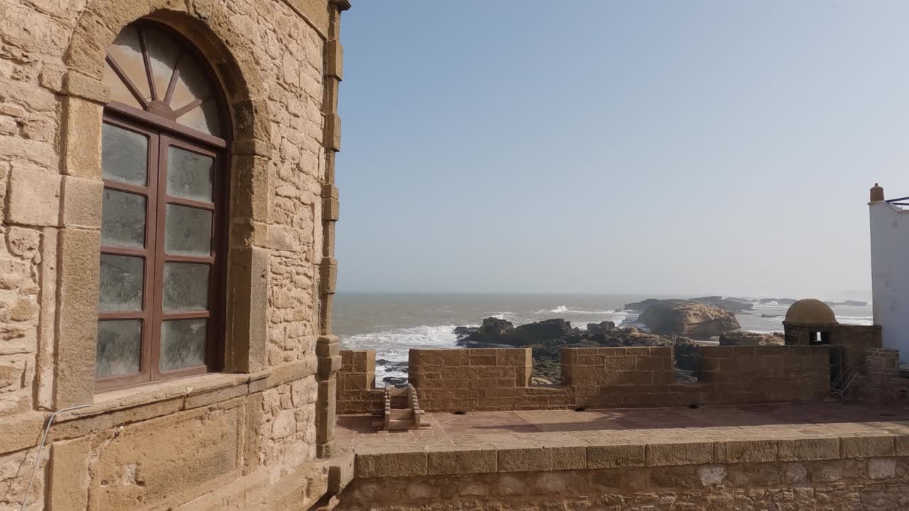 pan de la costa rocosa del océano desde skalle de la ville en essaouira, marruecos