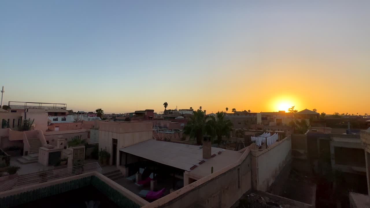 석양에 마라케시의 지붕과 건물 위에 남은 패닝