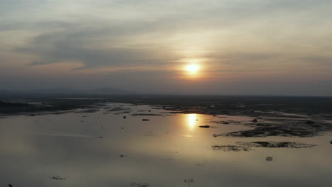 Majestuosa-Puesta-De-Sol-Sobre-El-Embalse-Con-Barcos-De-Pescadores