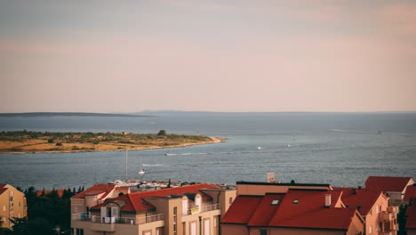 Zeitraffer-Des-Ozeans-In-Kroatien.-Viele-Vorbeifahrende-Boote