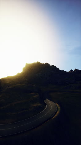 luz del sol brillante en la sinuosa carretera costera