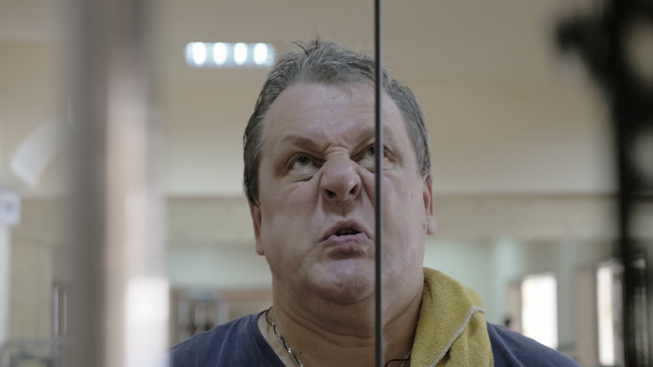 그는 그것을 끝낼 수 있을 만큼 강합니다.